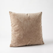 Cojín Decorativo Luxemburgo Beige 50x50 cm con textura aterciopelada sobre fondo blanco.