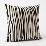 Cargar imagen en el visor de la Galería, Cojín decorativo Molise Black de 50x50 cm con diseño de rayas negras para sala o recámara.
