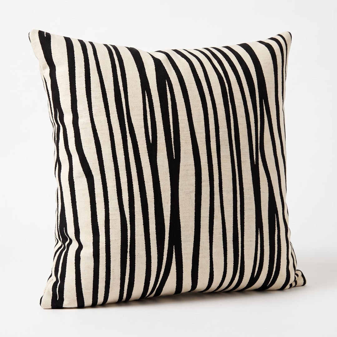 Cojín decorativo Molise Black de 50x50 cm con diseño de rayas negras para sala o recámara.