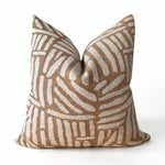 Cargar imagen en el visor de la Galería, Cojín decorativo Moritz 50x50 cm con estampado simétrico en tonos café y beige sobre fondo blanco.