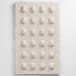 Cargar imagen en el visor de la Galería, Accesorio de pared Celine de poliresina 3D con textura y relieve de protuberancias redondeadas.