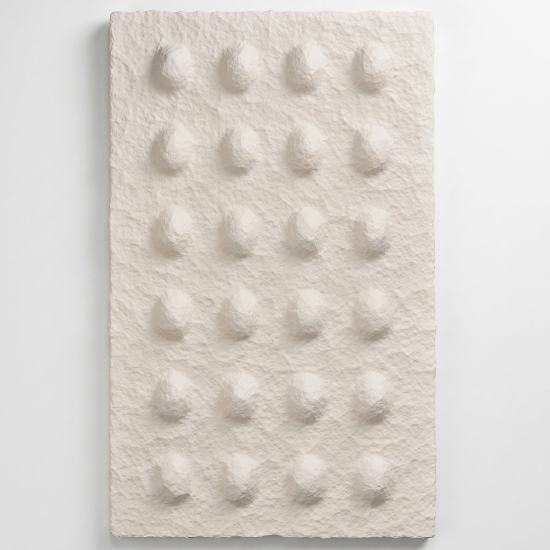 Accesorio de pared Celine de poliresina 3D con textura y relieve de protuberancias redondeadas.
