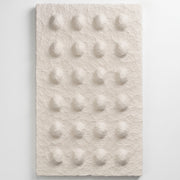 Accesorio de pared Celine de poliresina 3D con textura y relieve de protuberancias redondeadas.