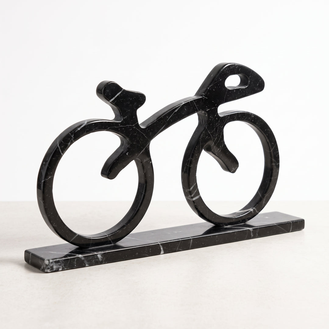 Bicicleta decorativa de mármol natural para mesa o repisa, esculpida en piedra negra veteada.