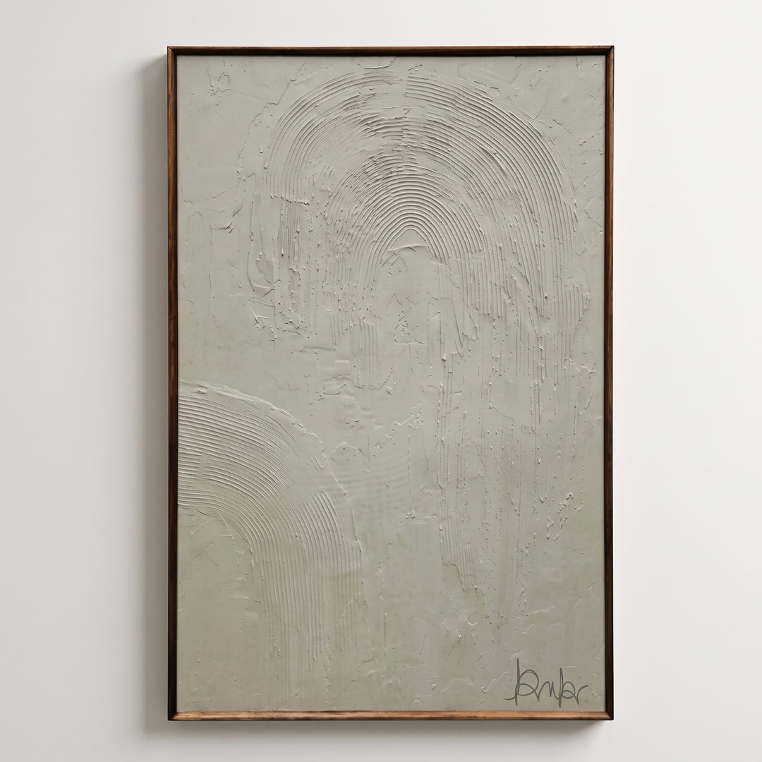Cuadro Decorativo Tulum II en alto relieve de 80x120 cm con marco nogal sobre muro blanco.