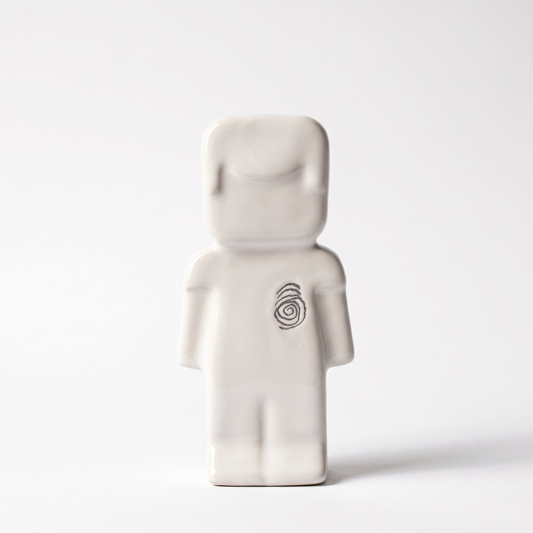 Figura de cerámica blanca Huella de Sustento con detalle de huella dactilar en el pecho.
