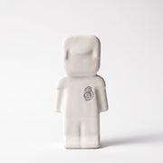 Figura de cerámica blanca Huella de Sustento con detalle de huella dactilar en el pecho.