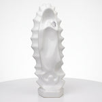 Cargar imagen en el visor de la Galería, Escultura Virgen Huella de Esperanza en cerámica blanca con diseño estilizado y aureola ondulada.