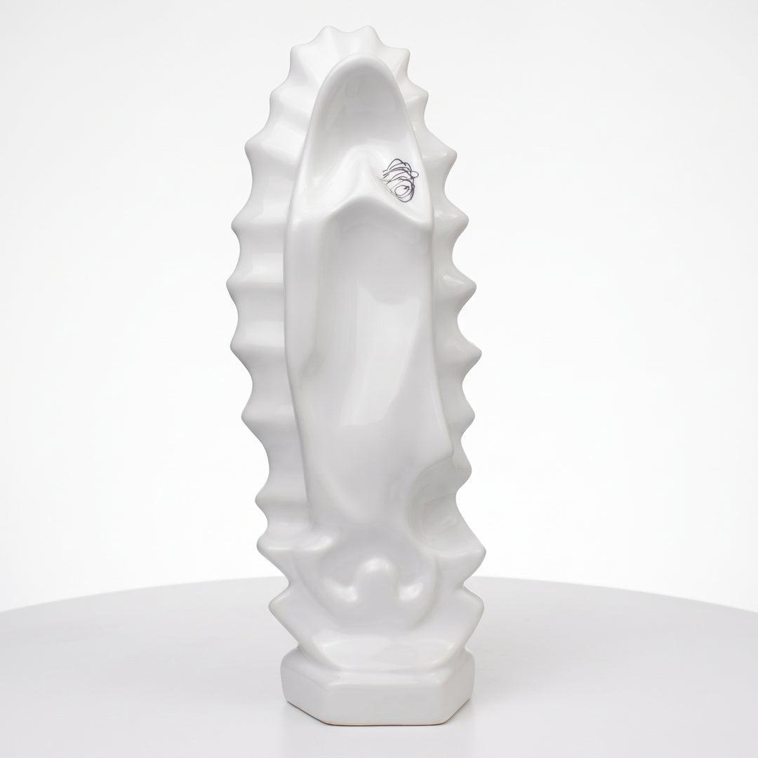 Escultura Virgen Huella de Esperanza en cerámica blanca con diseño estilizado y aureola ondulada.