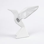 Cargar imagen en el visor de la Galería, Escultura de colibrí de cerámica Huella de Magia, Colección Papyro, en acabado blanco brillante.