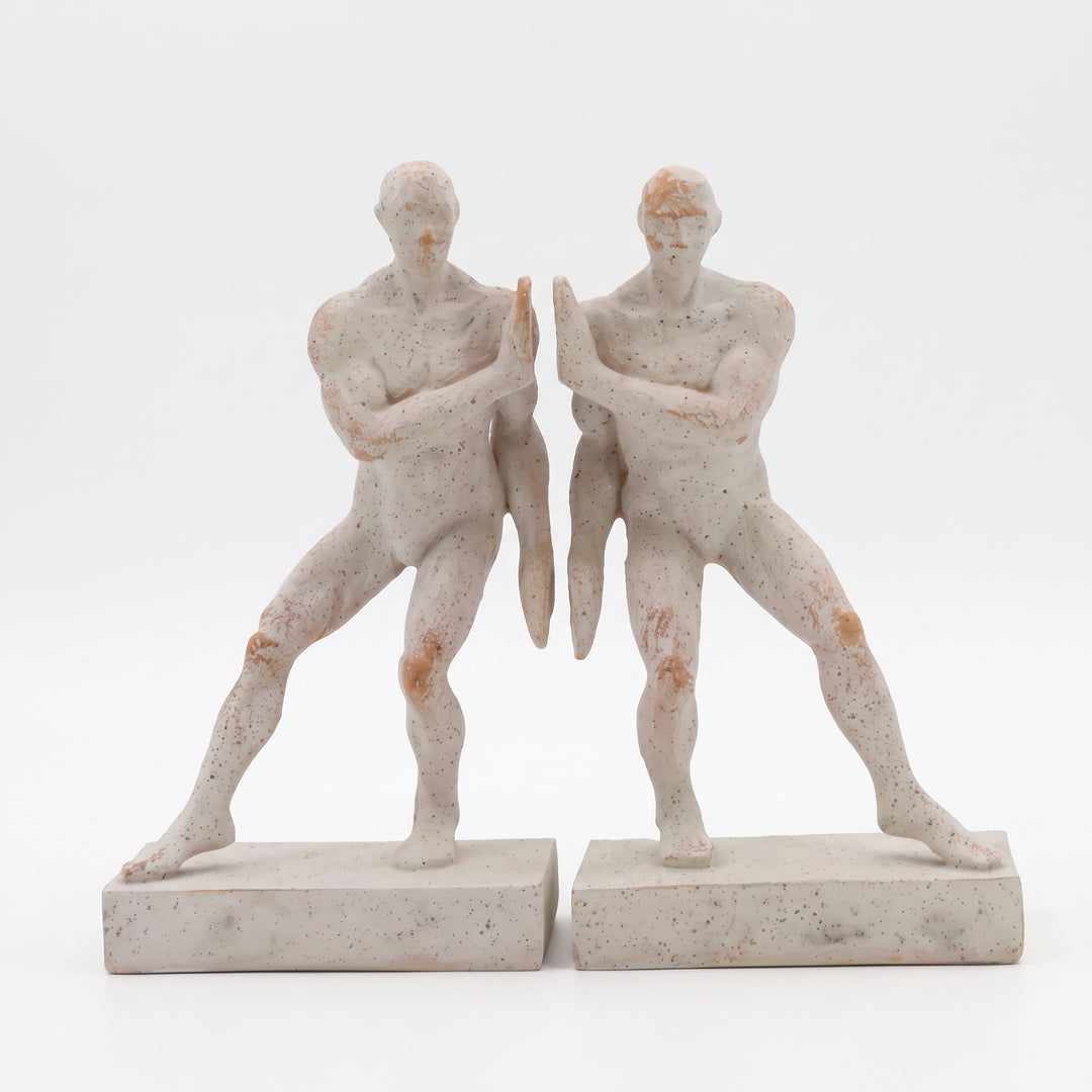 Set de sujetalibros decorativos hombre de resina para libros con dos figuras masculinas esculpidas.