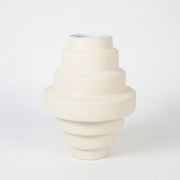 Jarrón Navi Chico de Cerámica Blanca Mate 35 cm con moderno diseño escalonado en relieve.