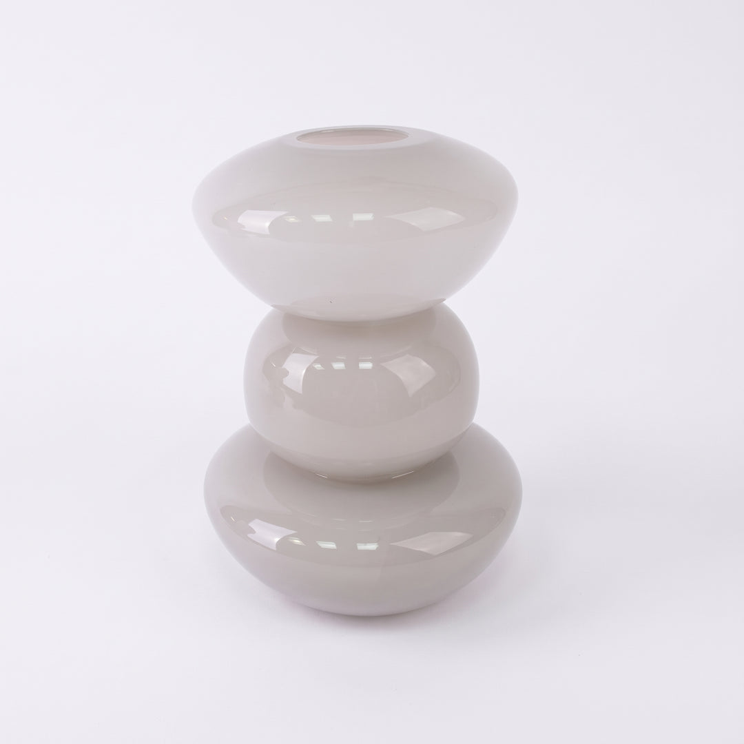 Jarrón Elara de cristal gris claro con diseño moderno de tres niveles para decoración de hogar.