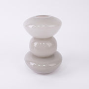 Jarrón Elara de cristal gris claro con diseño moderno de tres niveles para decoración de hogar.