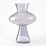 Jarrón Ava de cristal azul nube decorativo de 35 cm con diseño geométrico y estilizado.