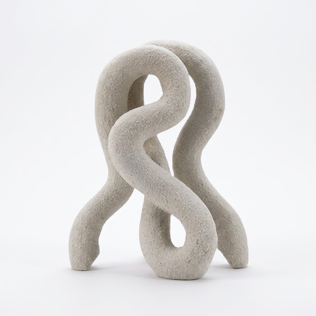 Accesorio decorativo Nerel de poliresina blanca de 36 cm con acabado rugoso y silueta curva orgánica.
