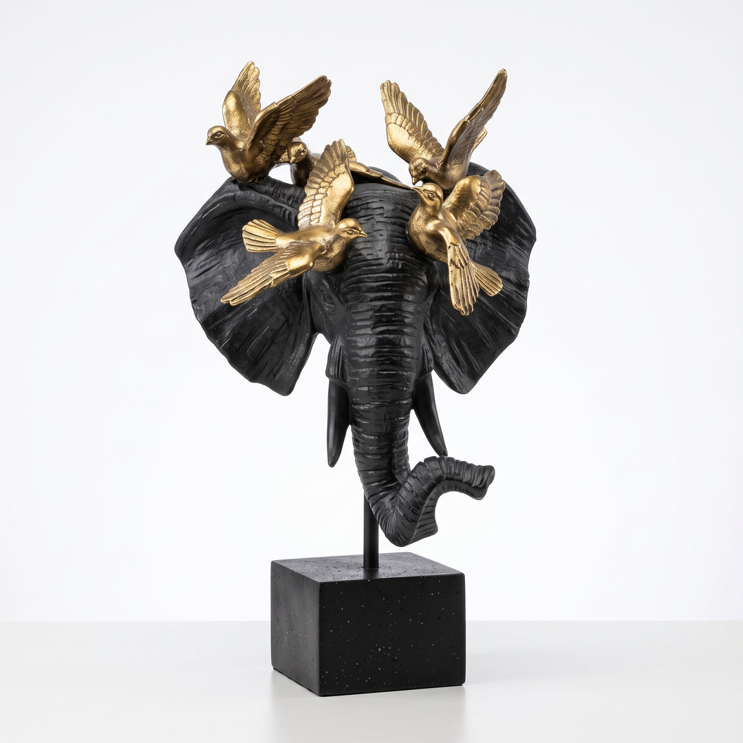 Figura decorativa Sirel de poliresina con cabeza de elefante negro y aves doradas.