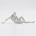 Cargar imagen en el visor de la Galería, Figura Lira decorativa de poliresina blanca con silueta de cuerpo reclinado.