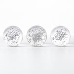 Cargar imagen en el visor de la Galería, Juego de 3 esferas decorativas de cristal Liora para mesa con burbujas de aire sobre fondo blanco.