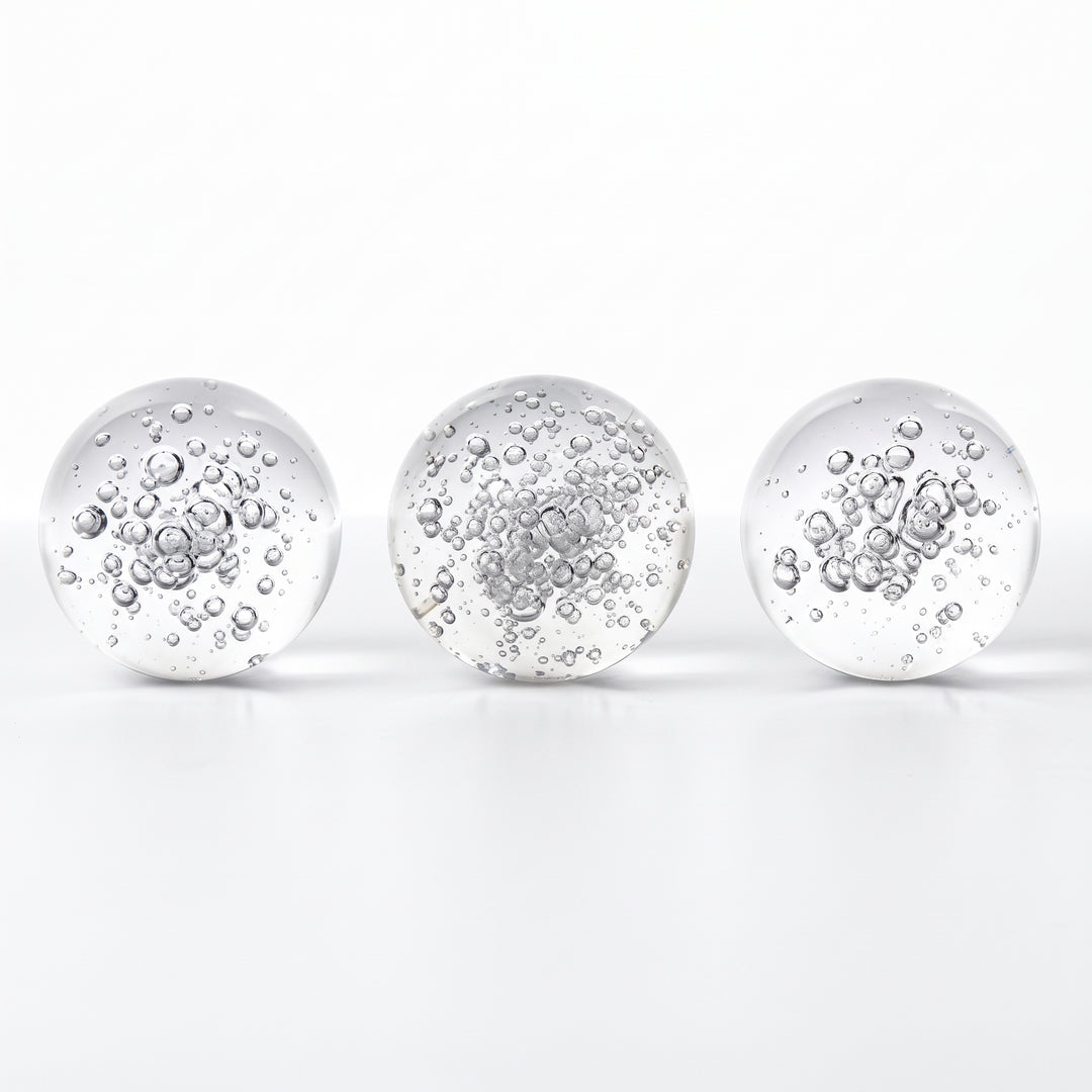 Juego de 3 esferas decorativas de cristal Liora para mesa con burbujas de aire sobre fondo blanco.