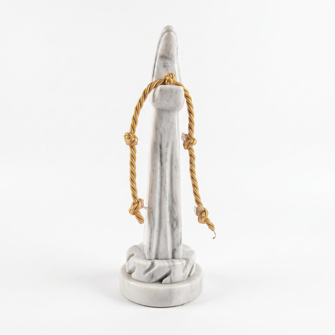 Escultura de la Virgen Desatanudos de mármol blanco de 24 cm con cordón dorado.