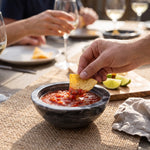 Cargar imagen en el visor de la Galería, Botanero de mármol blanco y negro para salsas y botanas con salsa roja y un totopo sumergiéndose.