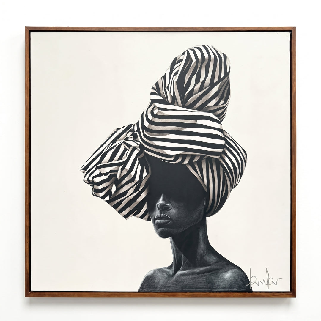 Cuadro Malawi con retrato en blanco y negro de mujer con turbante a rayas y marco de madera.