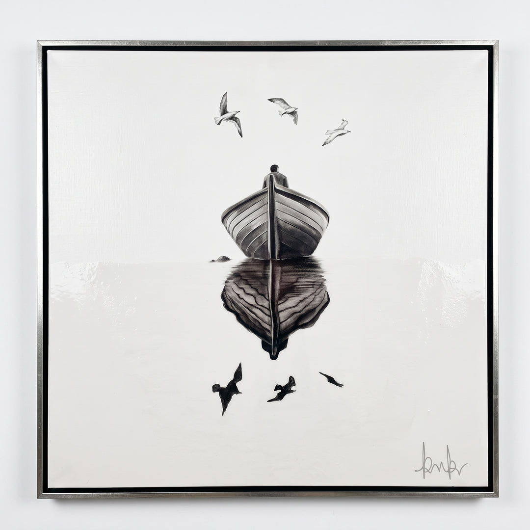 Cuadro Altamar en lienzo 140 x 140 cm con marco hoja de plata, barca y gaviotas en blanco y negro.