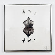 Cuadro Altamar en lienzo 140 x 140 cm con marco hoja de plata, barca y gaviotas en blanco y negro.