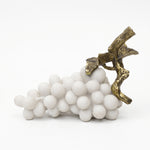 Cargar imagen en el visor de la Galería, Figura Solen, escultura de uvas en poliresina blanca con tallo y hoja dorados.