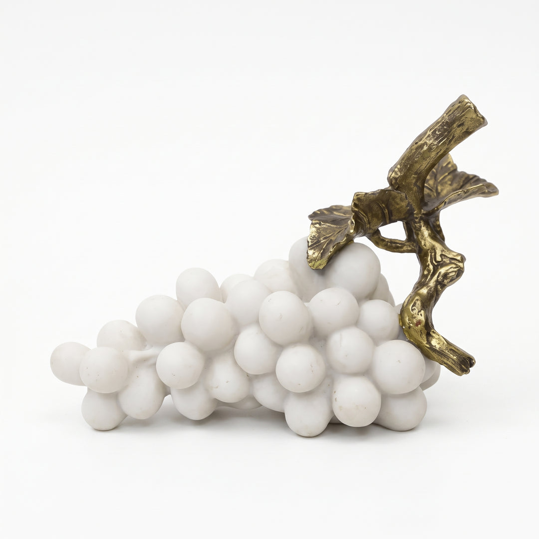 Figura Solen, escultura de uvas en poliresina blanca con tallo y hoja dorados.