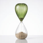 Cargar imagen en el visor de la Galería, Reloj de arena Vestal de cristal verde para decoración de 28 cm sobre fondo blanco.
