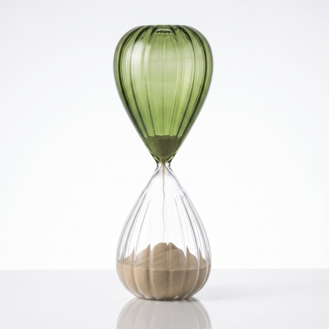 Reloj de arena Vestal de cristal verde para decoración de 28 cm sobre fondo blanco.