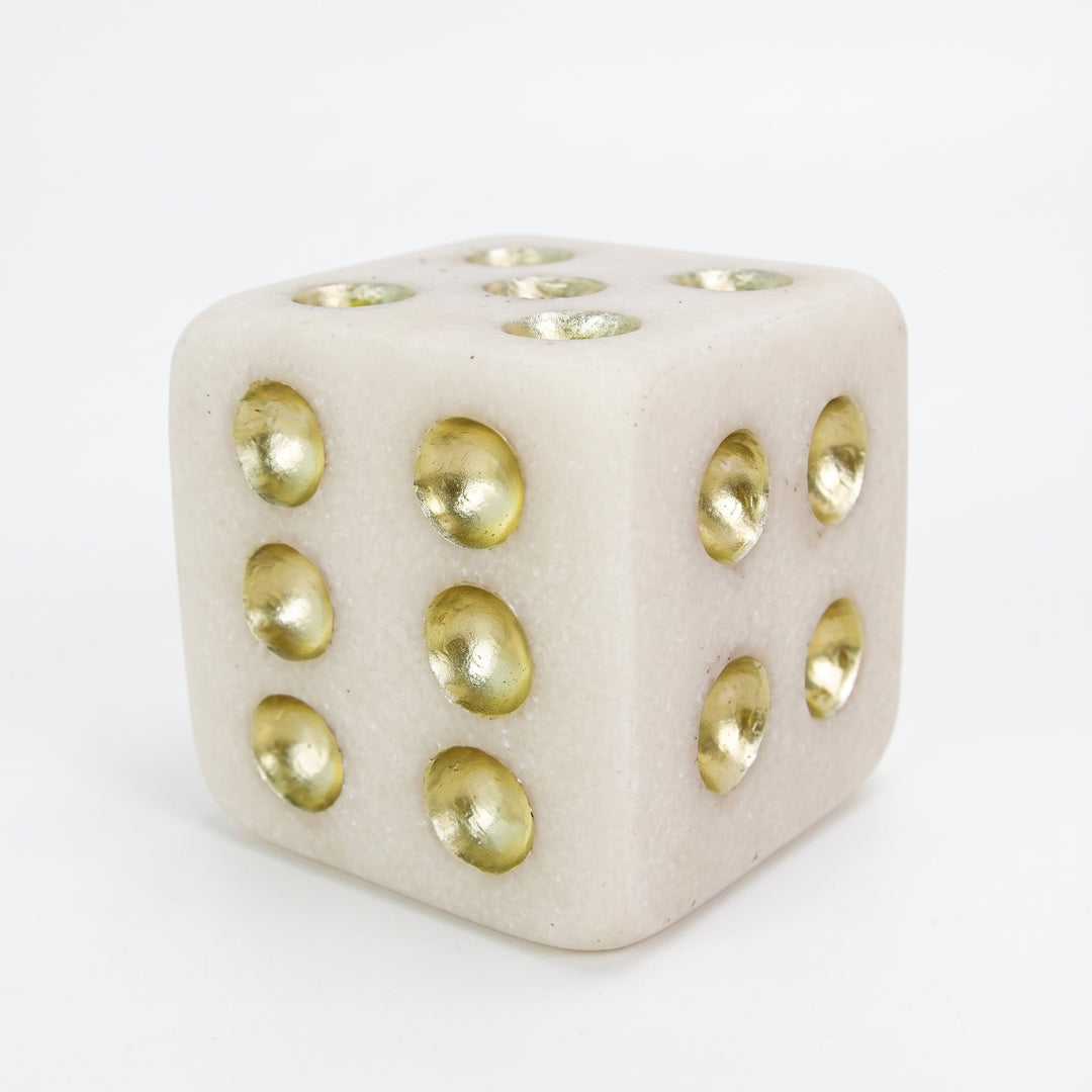 Figura decorativa de dado en poliresina Madere beige con detalles dorados.
