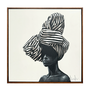 Cuadro Malawi con retrato en blanco y negro de mujer con turbante a rayas y marco delgado en tono café.