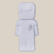 Figura decorativa blanca Huella de Sustento con silueta humana estilizada y grabado de huella dactilar en espiral.